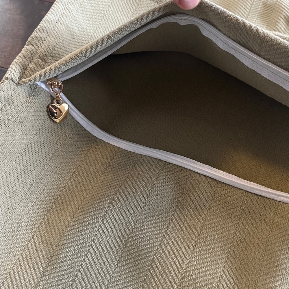 2 Sage Green pillow covers with heart zipper - Picture 9 of 11